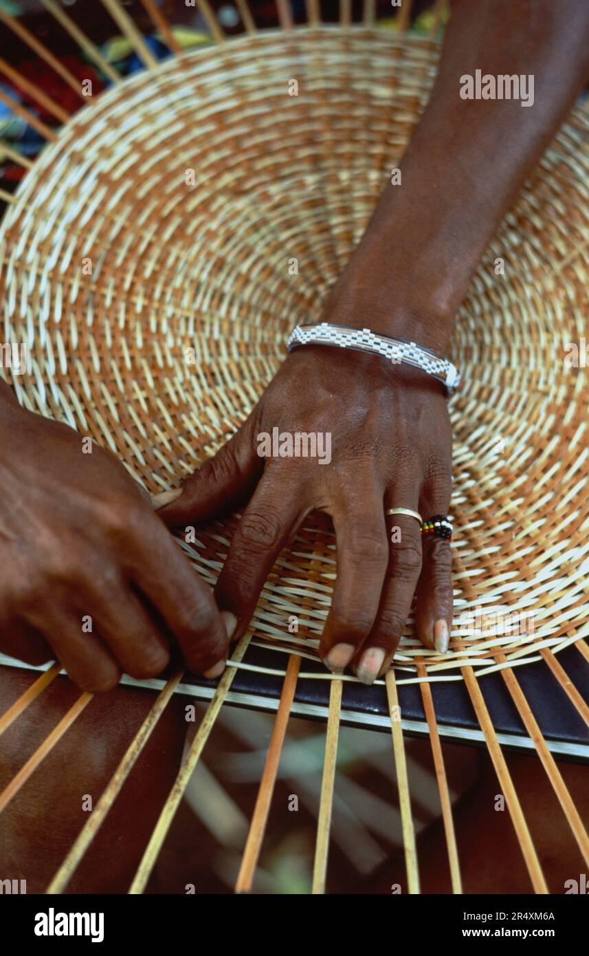 Nahaufnahme der Hände einer Frau, die einen Korb basteln; Carib Territorial Reserve, Commonwealth of Dominica Stockfoto