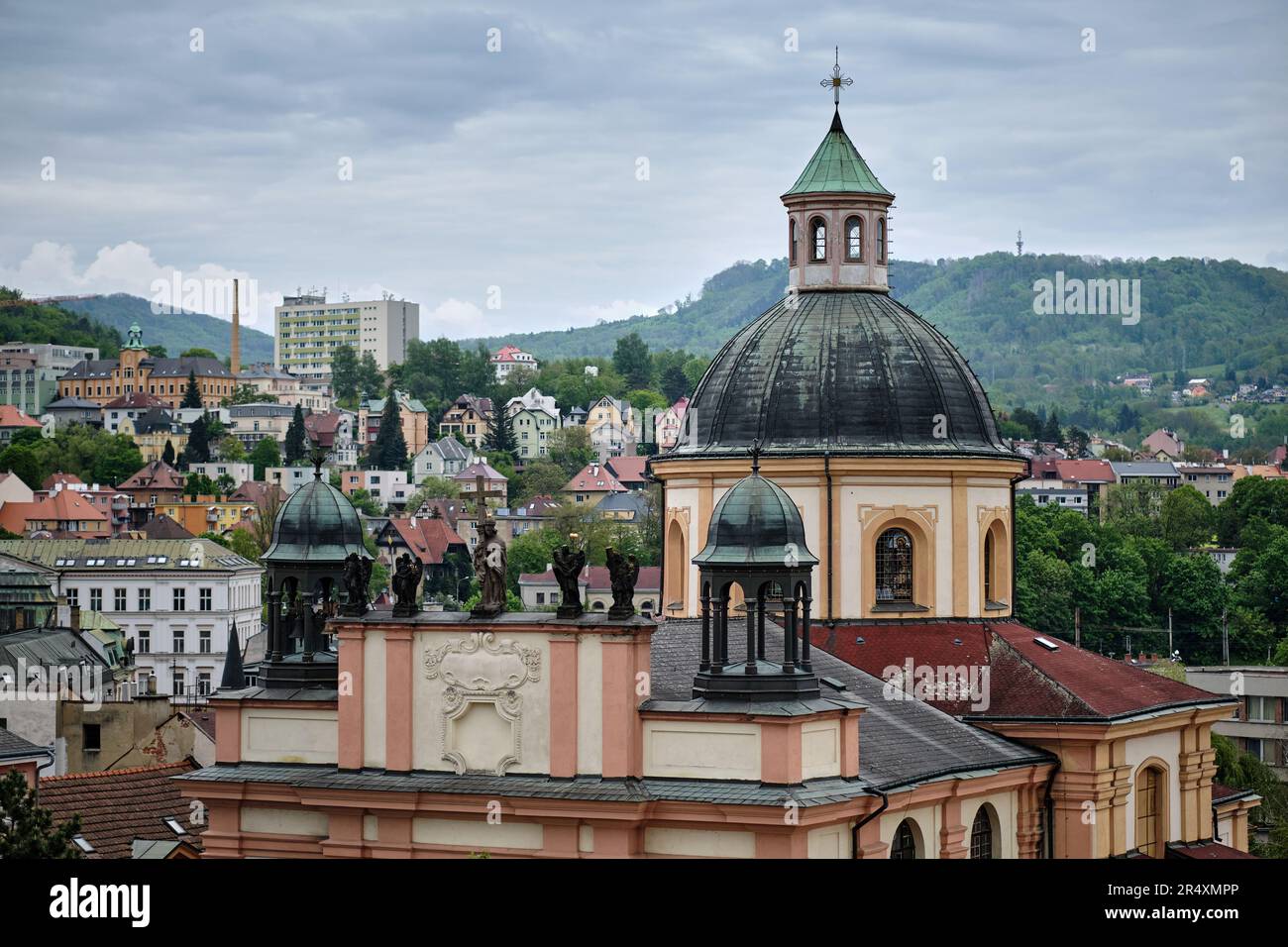 Blick von oben auf Decin (Tetschen), Tschechische Republik. Alte Villen, barocke Gebäude, Kirchen und vom Kommunisten gebaute Wohnungen. Touristenziel. Stockfoto