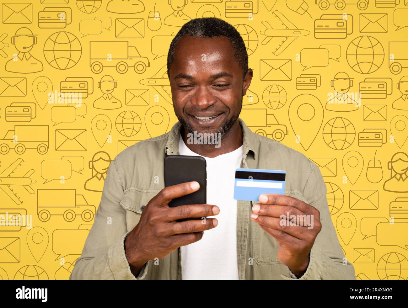 Lächelnder Schwarzer mit Telefon und Bankkarte, Online-Banking Stockfoto