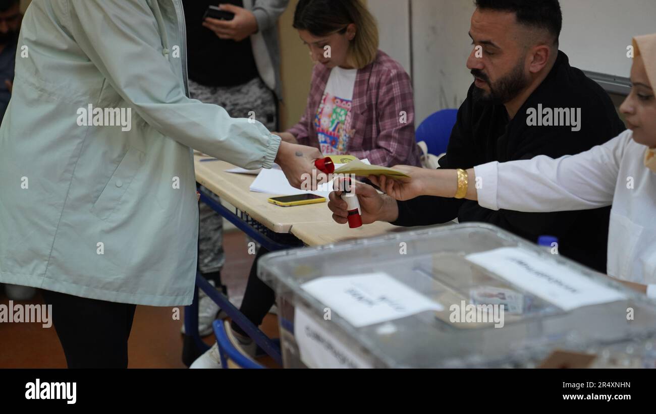 Istanbul, Türkei. 28. Mai 2023. Bürger in der Türkei bei den Wahlen für die 2. Runde der Präsidentschaftswahlen in Istanbul, Türkei am 28. Mai 2023. (Foto: Sedat Elbasan/Sipa USA) Guthaben: SIPA USA/Alamy Live News Stockfoto