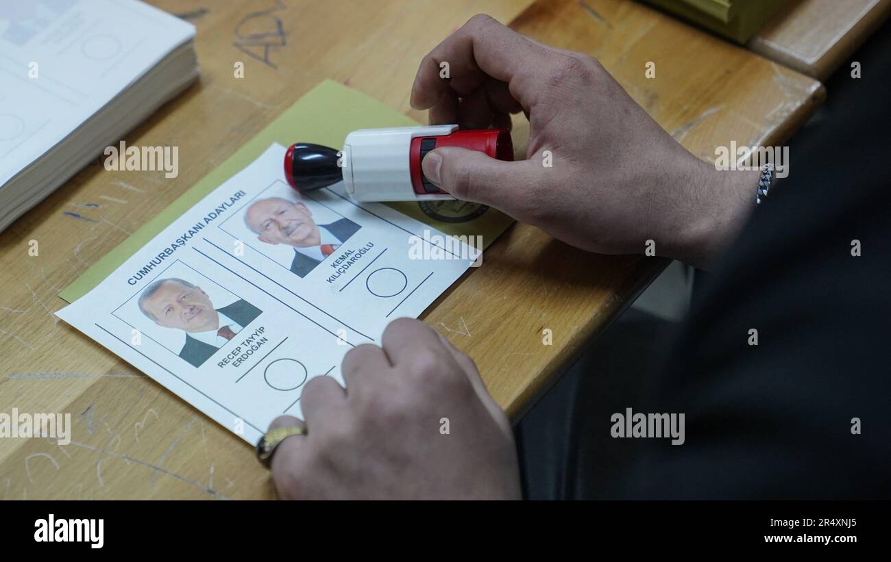 Istanbul, Türkei. 28. Mai 2023. Bürger in der Türkei bei den Wahlen für die 2. Runde der Präsidentschaftswahlen in Istanbul, Türkei am 28. Mai 2023. (Foto: Sedat Elbasan/Sipa USA) Guthaben: SIPA USA/Alamy Live News Stockfoto