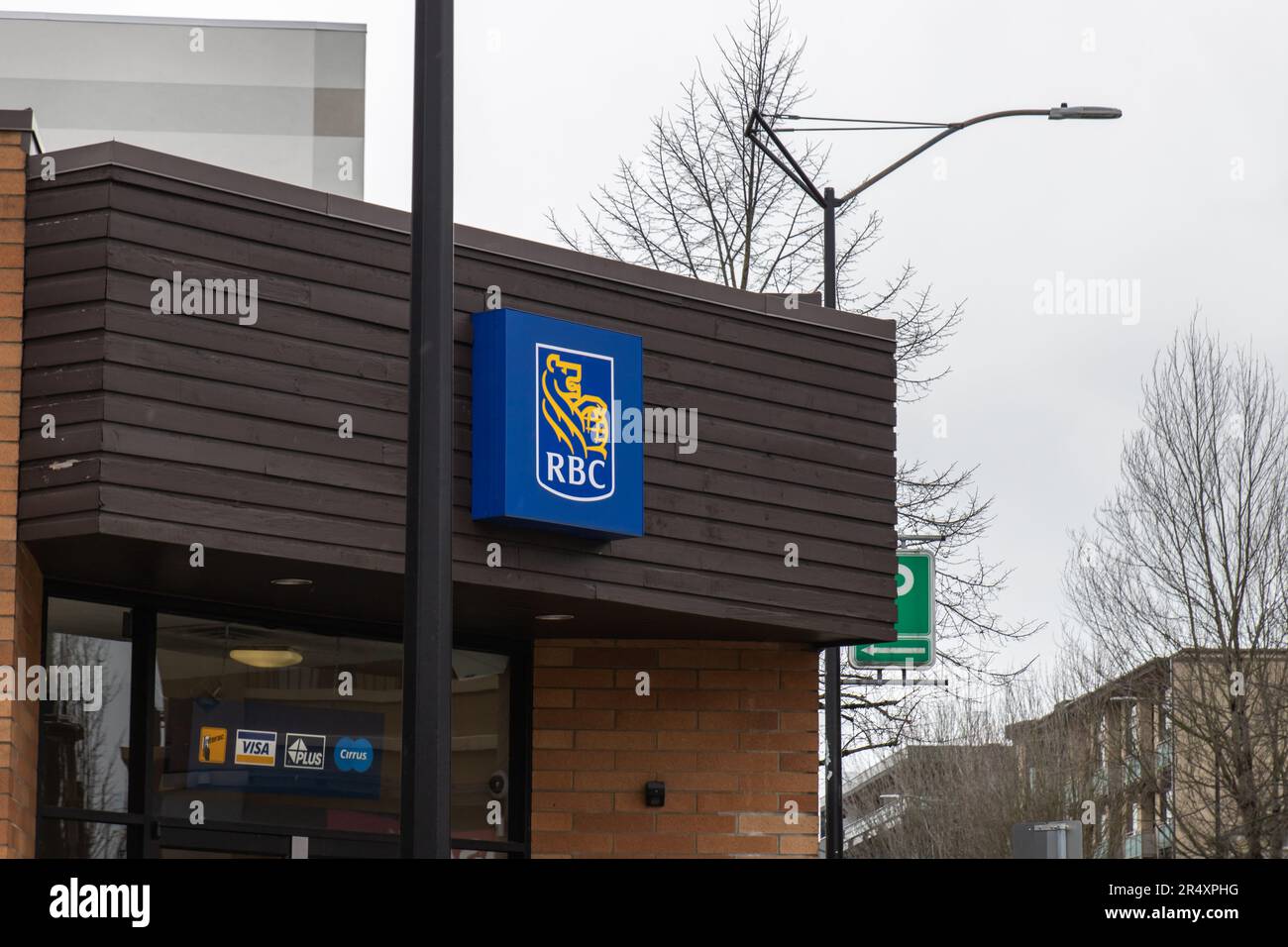 Burnaby, KANADA - Feb 22 2023 : ein Zeichen von RBC (Royal Bank of Canada, Banque Royale du Canada auf Französisch). RBC ist ein kanadisches Finanzdienstleistungsunternehmen Stockfoto