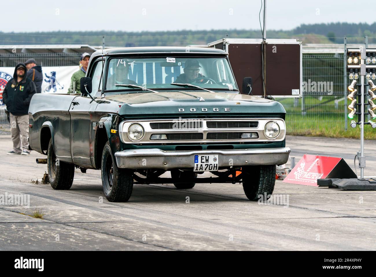 FINOWFURT, DEUTSCHLAND - 06. MAI 2023: Der große SUV Dodge D100 auf der Pitlane. Rennfestival 2023. Saisoneröffnung. Stockfoto