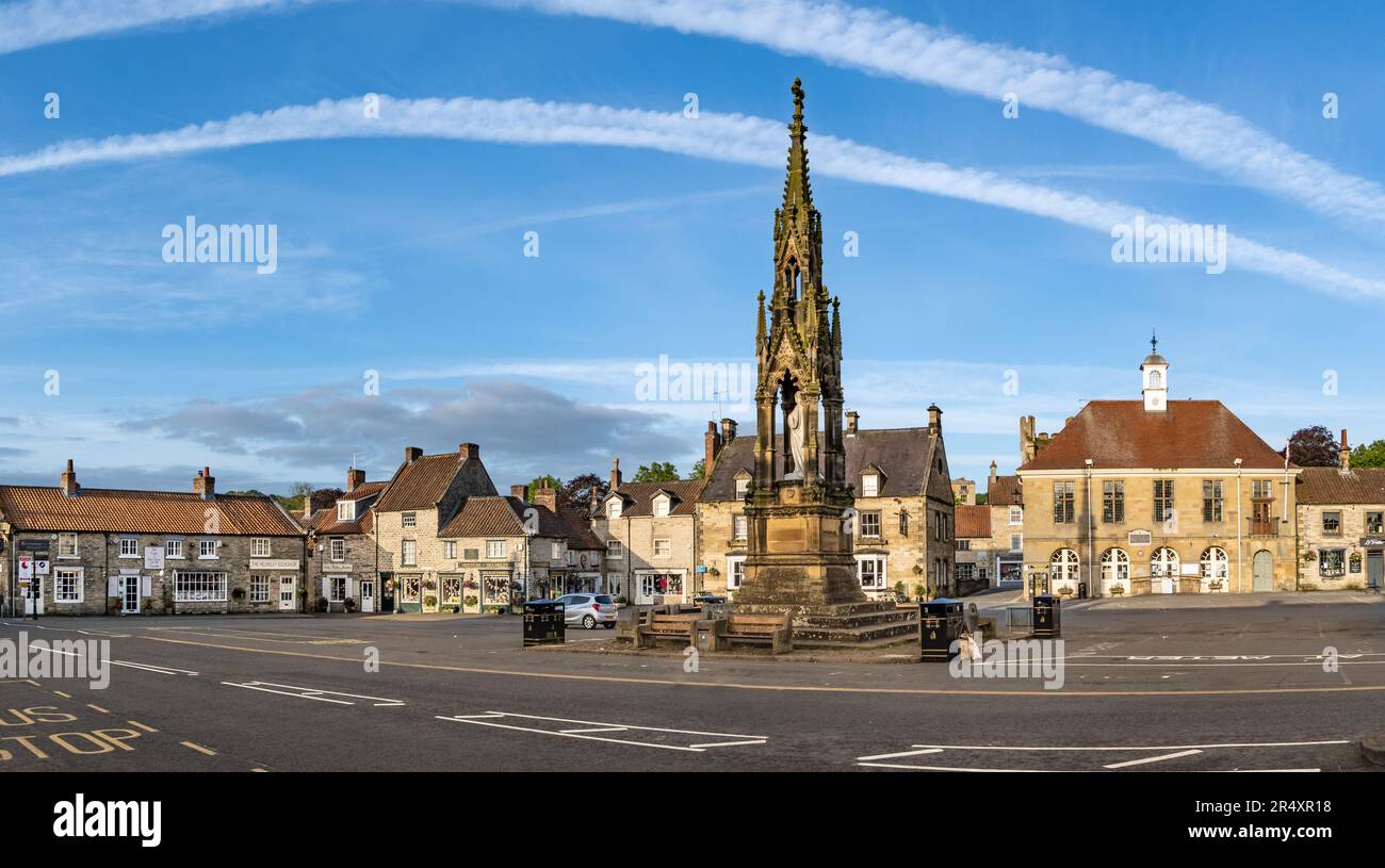 HELMSLEY, GROSSBRITANNIEN - 29. MAI 2023. Landschaftspanorama des Marktplatzes und der Statue von Lord Feversham im Yorkshire Touristenziel Helmsley Stockfoto