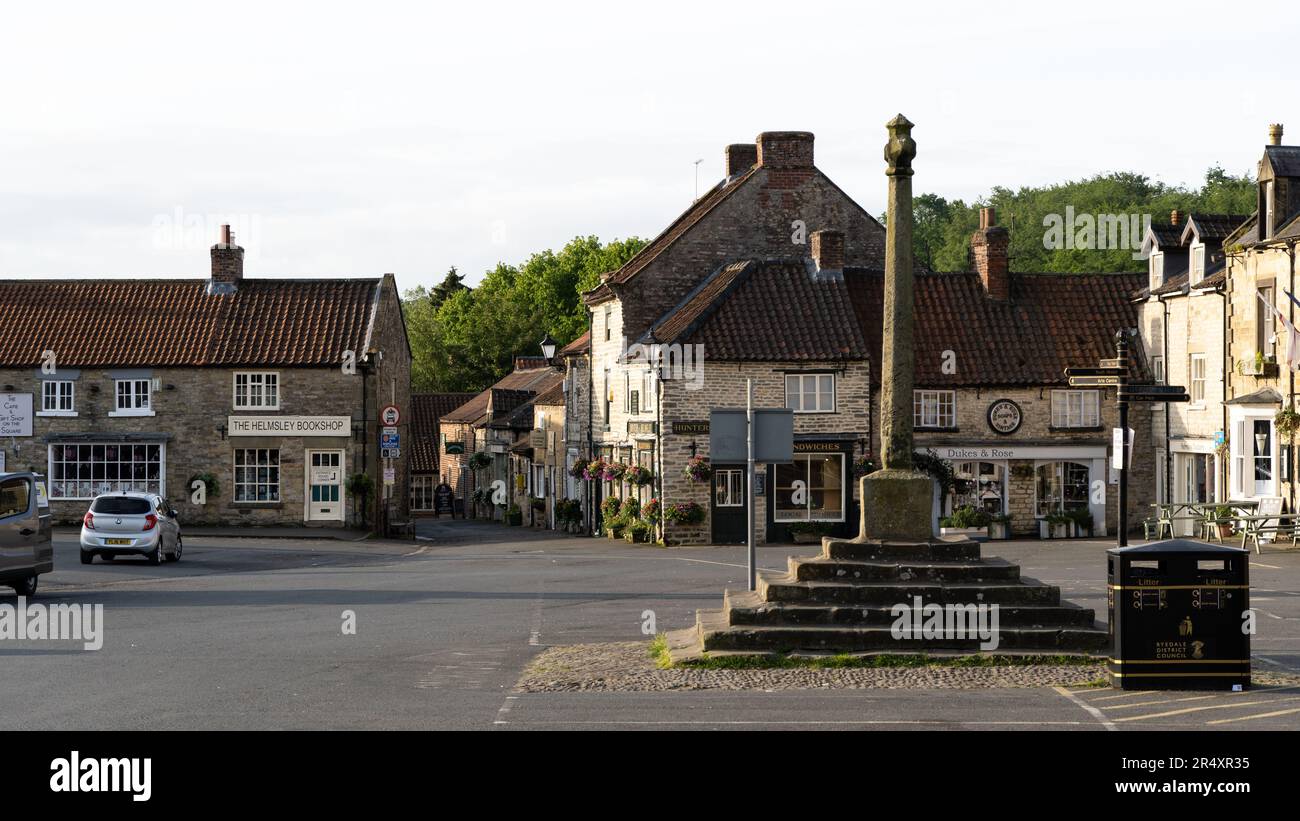 HELMSLEY, GROSSBRITANNIEN - 29. MAI 2023. Landschaftspanorama des Marktplatzes und der Gedenkstätte im beliebten Yorkshire Touristenziel Helmsley Stockfoto