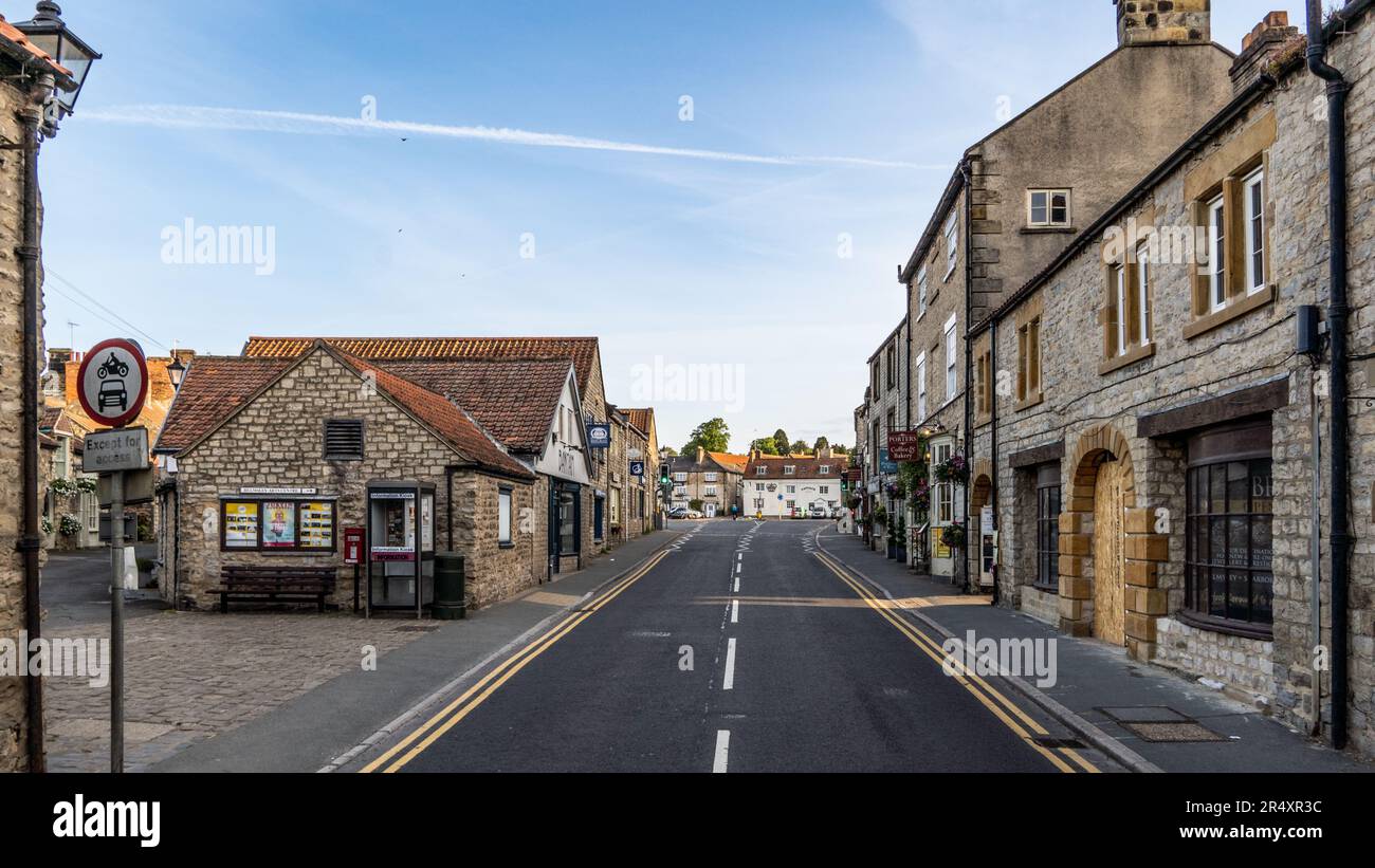 HELMSLEY, GROSSBRITANNIEN - 29. MAI 2023. Kleine unabhängige Geschäfte in der Hauptstraße der beliebten Touristenstadt Helmsley in North Yorkshire Stockfoto