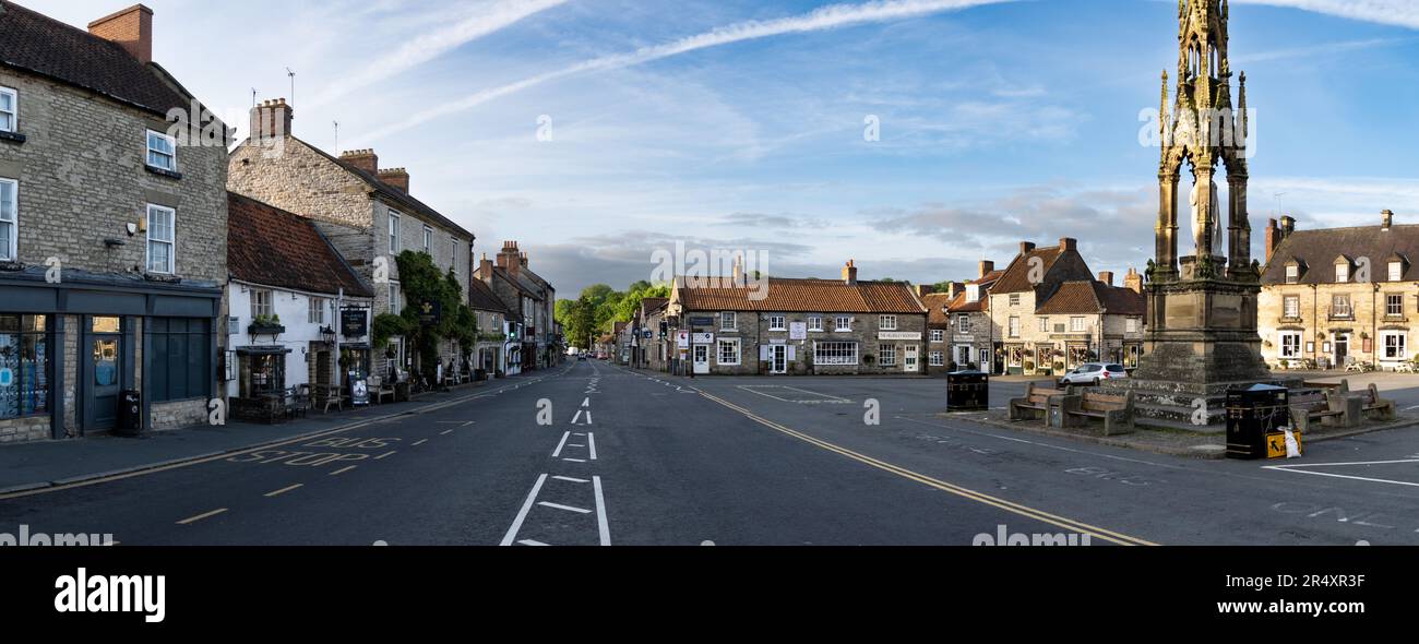 HELMSLEY, GROSSBRITANNIEN - 29. MAI 2023. Landschaftspanorama des Marktplatzes und der Hauptstraße mit unabhängigen Geschäften im beliebten Yorkshire Touristenziel Stockfoto