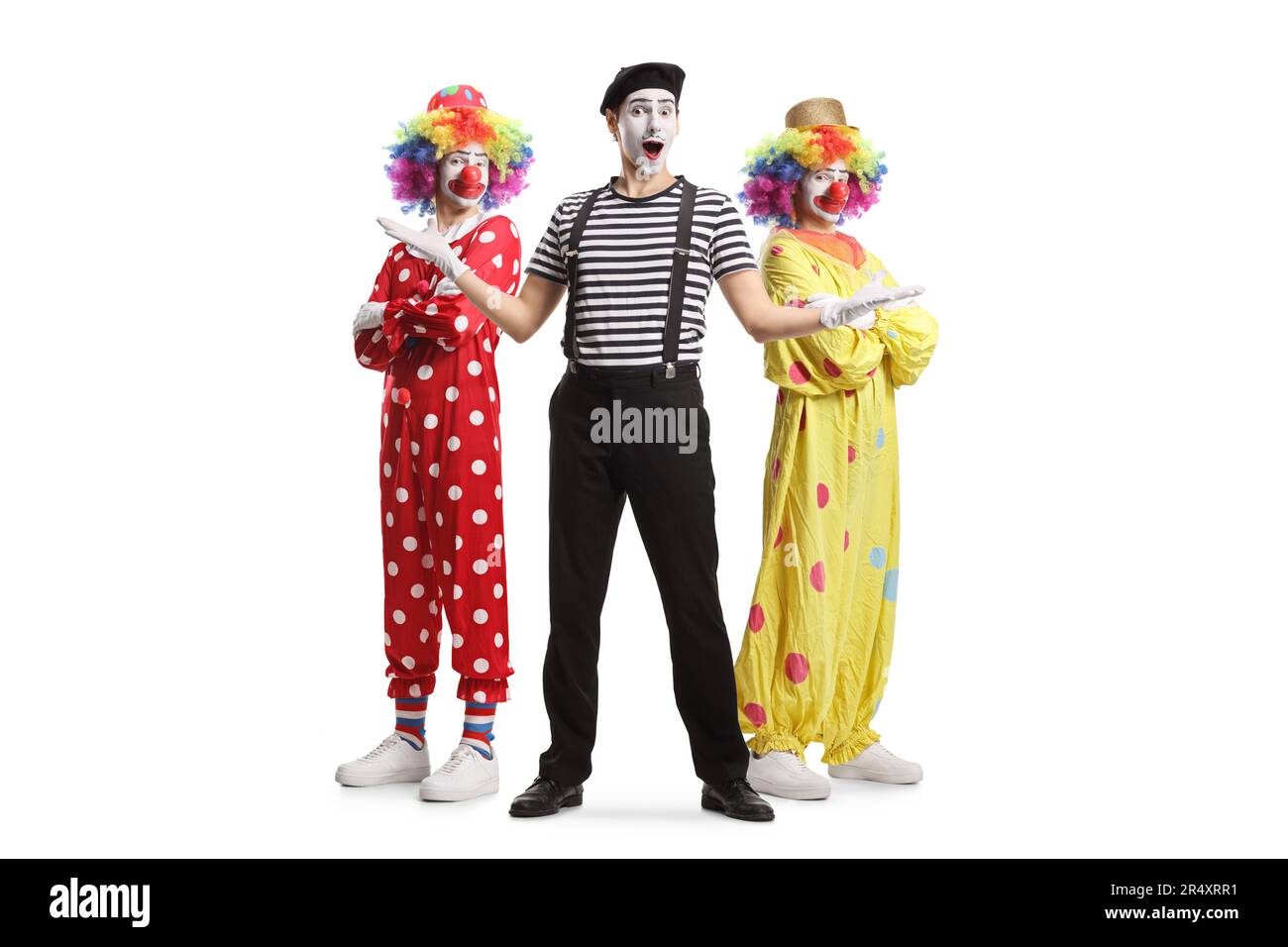 Gesamtlängenporträt einer Pantomime-Pose mit gekreuzten Armen vor Clowns, isoliert auf weißem Hintergrund Stockfoto