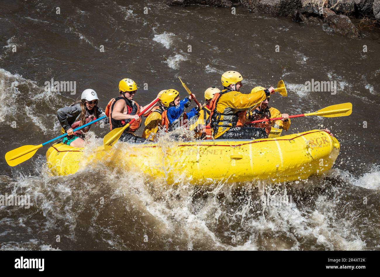 Eine Gruppe von Personen, die auf dem Arkansas River in Colorado Rafting betreiben Stockfoto