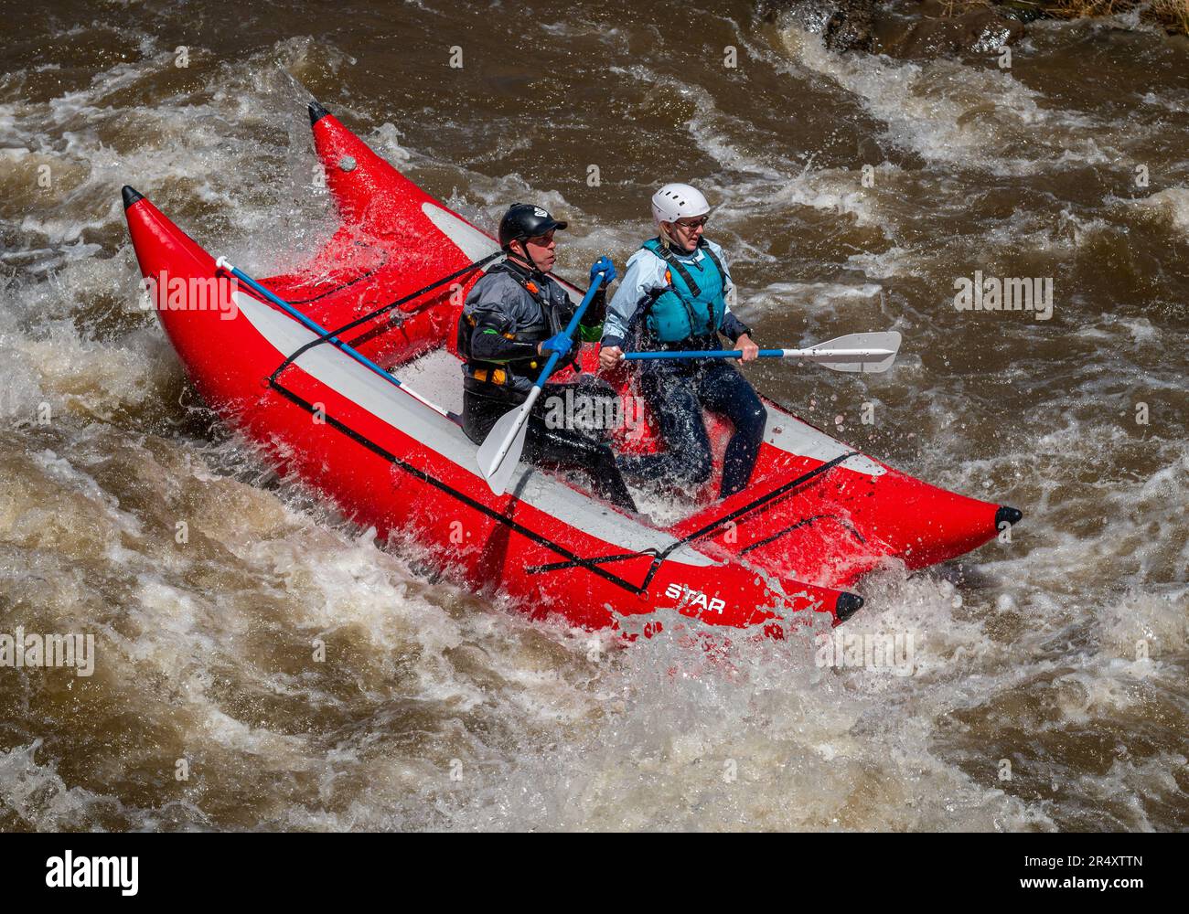 Ein echtes Abenteuerfoto von Menschen, die im Frühjahr 2023 auf dem rauen Wasser des Arkansas River unterwegs waren, nachdem es für einige von ihnen viel Regen und Schneeschmelze gegeben hatte Stockfoto