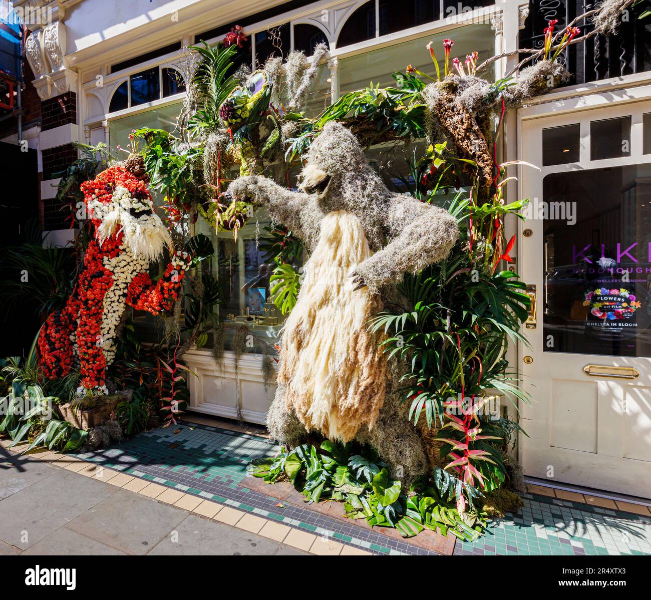 Dschungelbuch Baloo der Bär Blumenausstellung vor Kiki McDonough in der Symons Street in Chelsea in Bloom während der Chelsea Flower Show, London SW3 Stockfoto