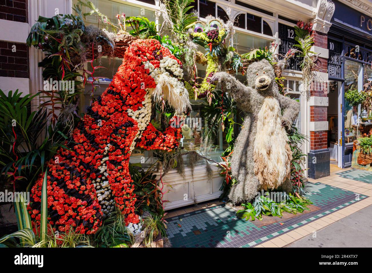 Dschungelbuch Baloo der Bär Blumenausstellung vor Kiki McDonough in der Symons Street in Chelsea in Bloom während der Chelsea Flower Show, London SW3 Stockfoto