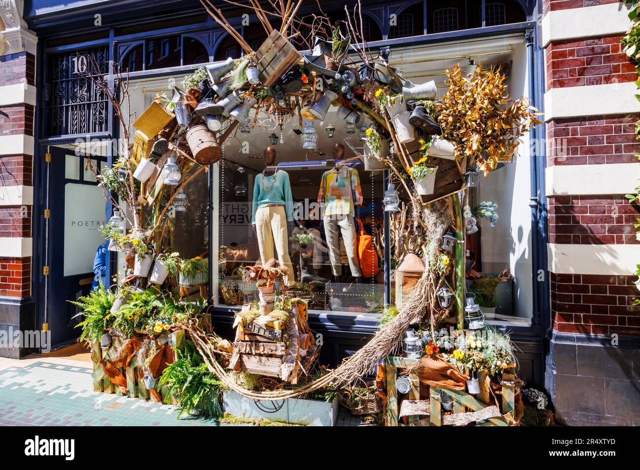 Blumenausstellung vor dem Modegeschäft „Poetry“ in der Symons Street in der Nähe des Sloane Square in Chelsea in Bloom, London SW3, während der Chelsea Flower Show Stockfoto