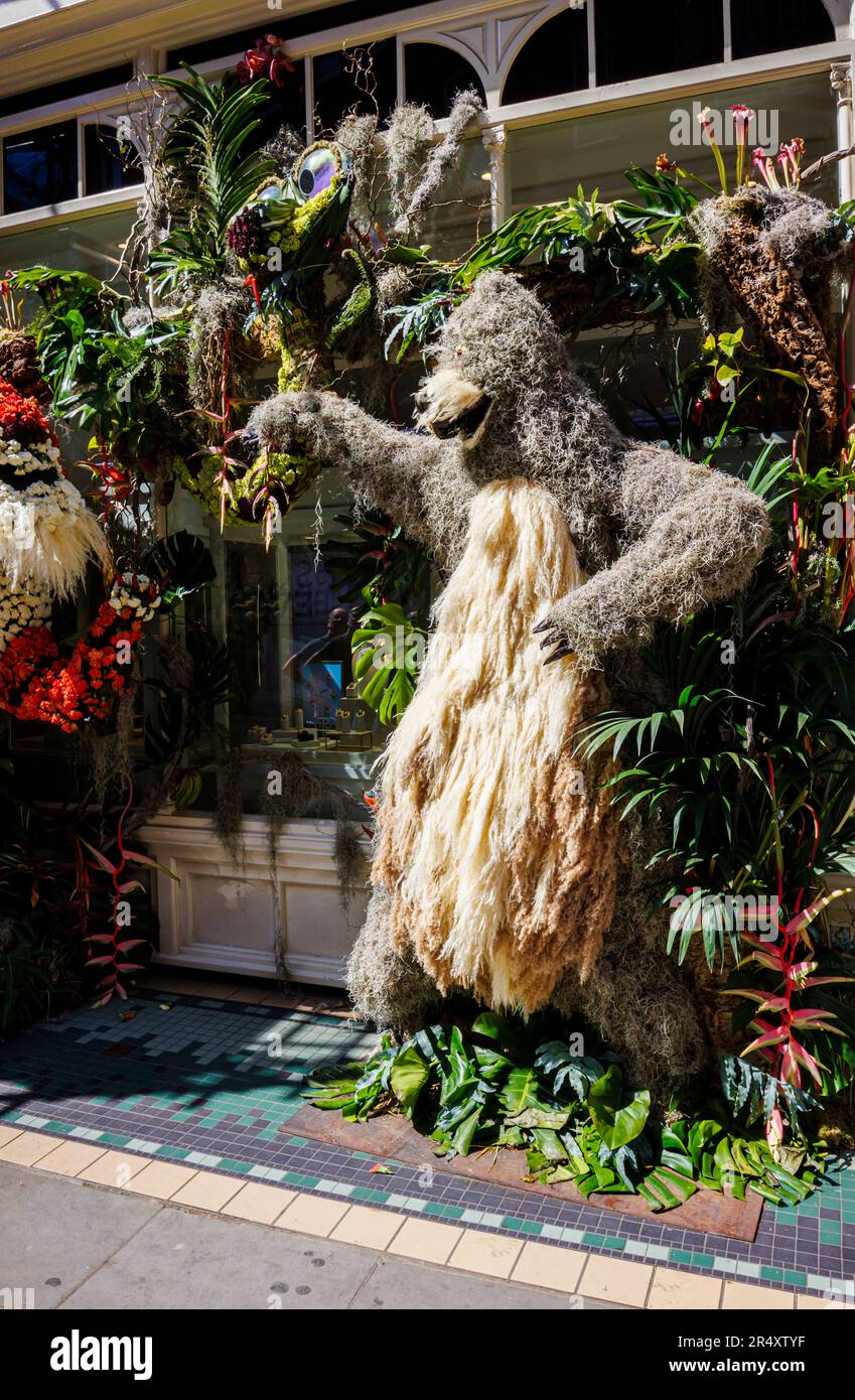 Dschungelbuch Baloo der Bär Blumenausstellung vor Kiki McDonough in der Symons Street in Chelsea in Bloom während der Chelsea Flower Show, London SW3 Stockfoto