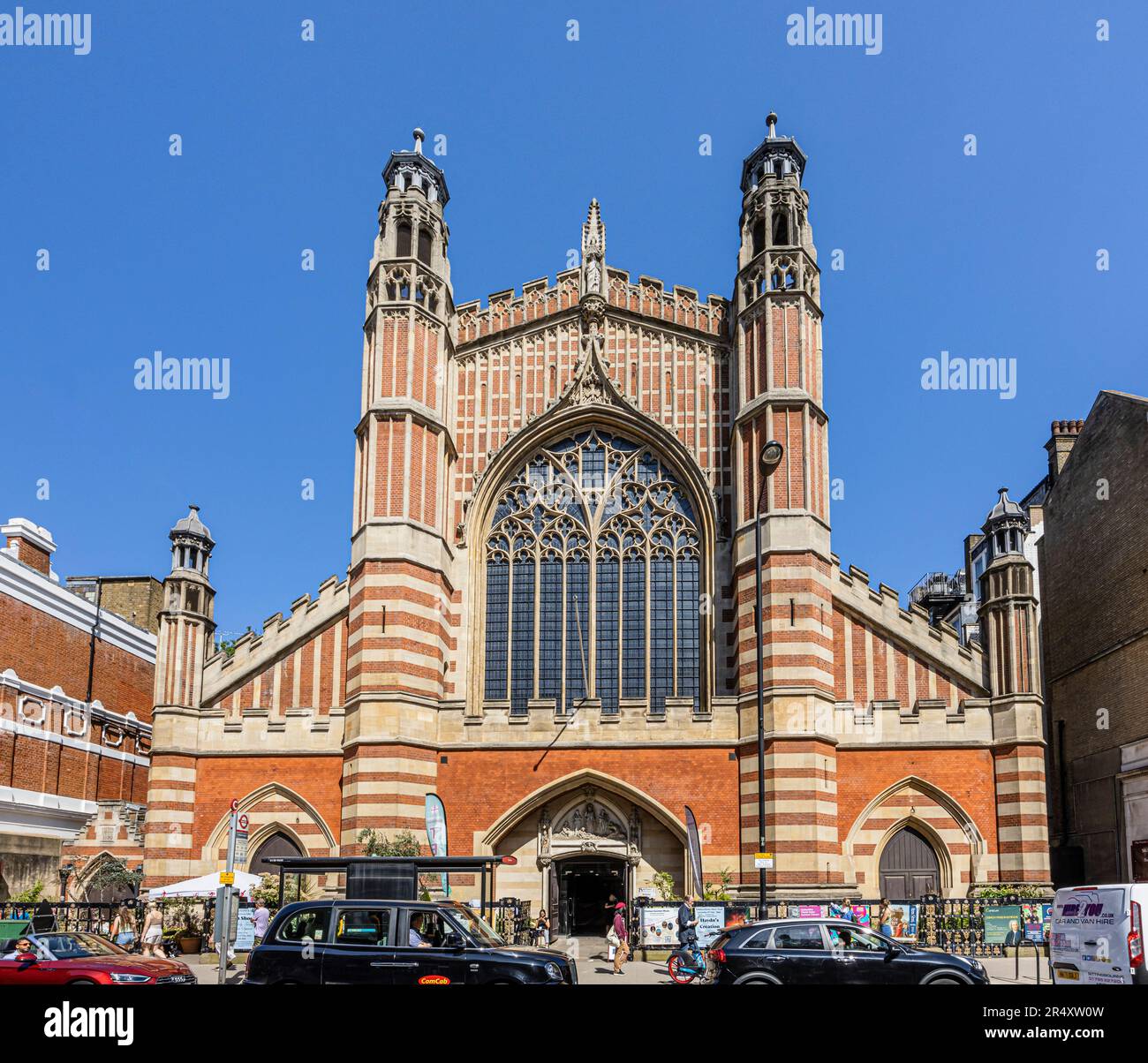 Die berühmte gotische Architektur am Holy Trinity Sloane Square in Upper Chelsea, London SW1 an einem sonnigen Tag, blauer Himmel Stockfoto