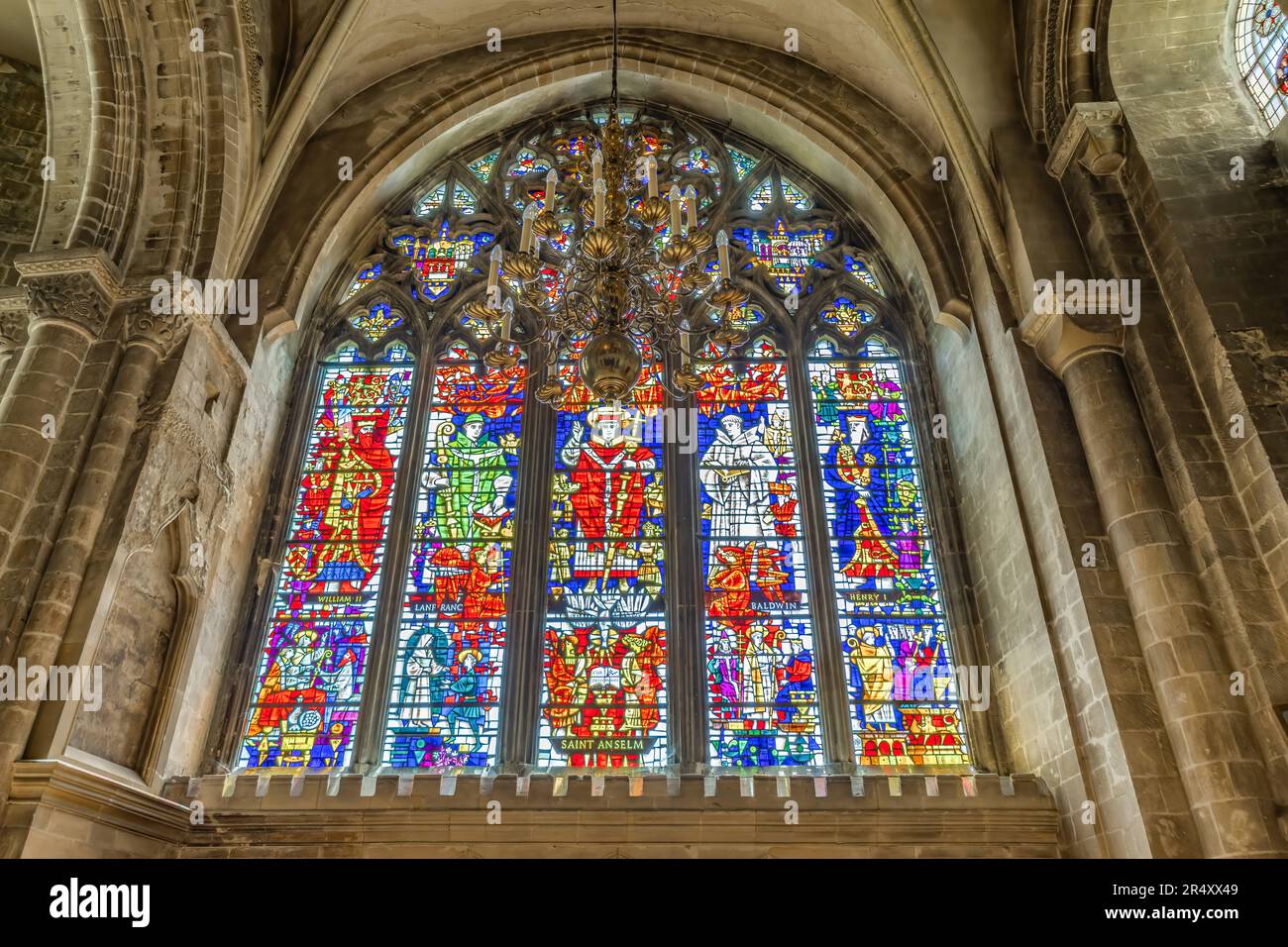 Canterbury, UK-20. Mai 2023: Buntglasfenster in der Kathedrale von Canterbury in Canterbury, Kent. Eine der ältesten und berühmten christlichen Kirchen in Stockfoto