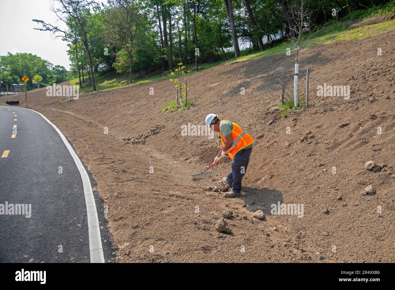 Washington, DC: Ein Arbeiter beendet die Landschaftsgestaltung entlang eines neuen Abschnitts des Metropolitan Branch Trail, einem Rad-/Wanderweg, der von Union Cents führt Stockfoto