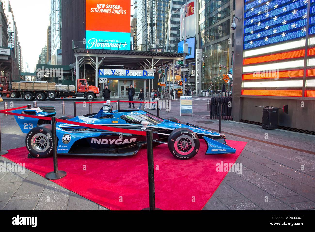 New York, USA, 30/05/2023, Eine Nachbildung eines Formel-Indy-Autos ist am Times Square in New York in den USA an diesem Dienstag, 30 zu sehen. Das letzte Finale fand auf der Indianapolis 500 statt, gewonnen von dem Fahrer Josef Newgarden, der heute an einer Veranstaltung auf Nasdaq teilnahm. Kredit: Brasilien Photo Press/Alamy Live News Stockfoto