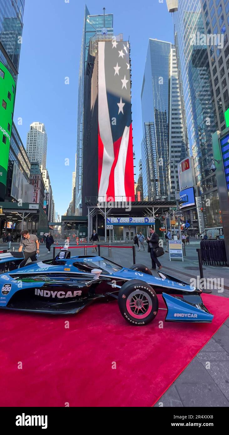 New York, USA, 30/05/2023, Eine Nachbildung eines Formel-Indy-Autos ist am Times Square in New York in den USA an diesem Dienstag, 30 zu sehen. Das letzte Finale fand auf der Indianapolis 500 statt, gewonnen von dem Fahrer Josef Newgarden, der heute an einer Veranstaltung auf Nasdaq teilnahm. Kredit: Brasilien Photo Press/Alamy Live News Stockfoto