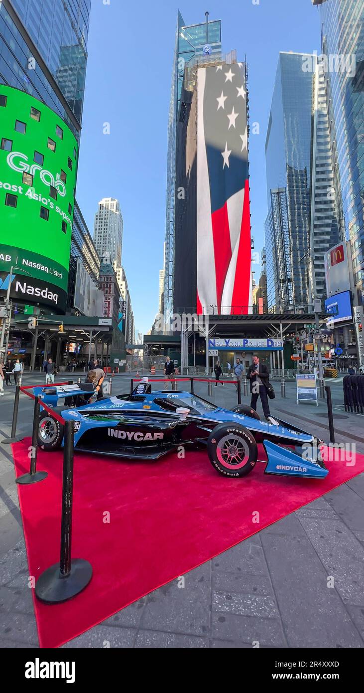 New York, USA, 30/05/2023, Eine Nachbildung eines Formel-Indy-Autos ist am Times Square in New York in den USA an diesem Dienstag, 30 zu sehen. Das letzte Finale fand auf der Indianapolis 500 statt, gewonnen von dem Fahrer Josef Newgarden, der heute an einer Veranstaltung auf Nasdaq teilnahm. Kredit: Brasilien Photo Press/Alamy Live News Stockfoto