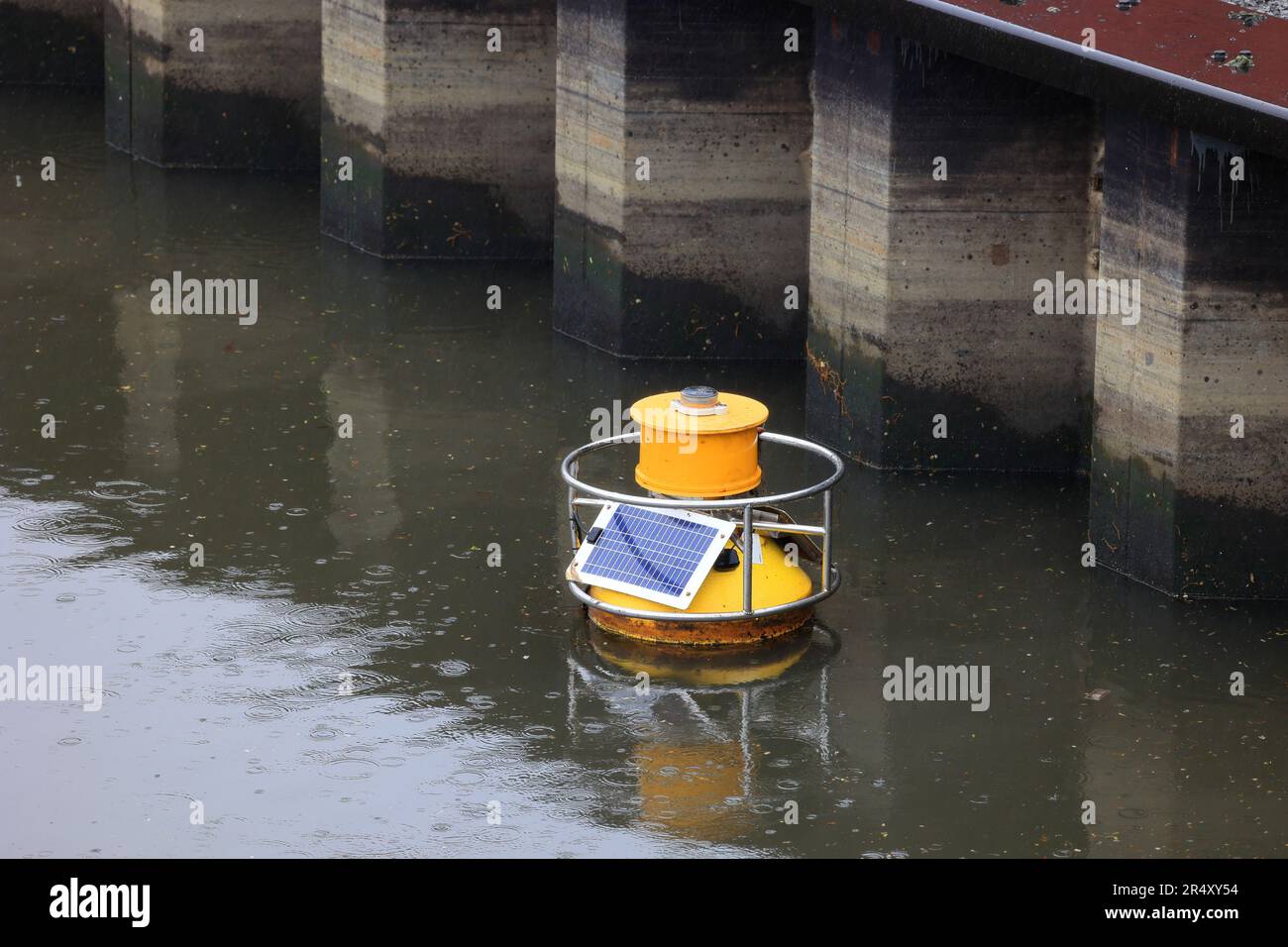 Eine Solarboje der Marke YSI zur Überwachung der Wasserqualität mit Ferntelemetrie im Gowanus Canal, Brooklyn, New York. Stockfoto