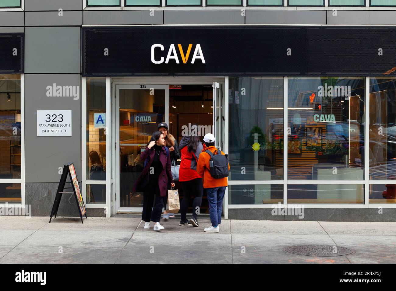 CAVA, 325 Park Ave South, New York, New York, NYC, Foto eines schnellen, ungezwungenen mediterranen Restaurants in Manhattans Rose Hill Viertel. Stockfoto