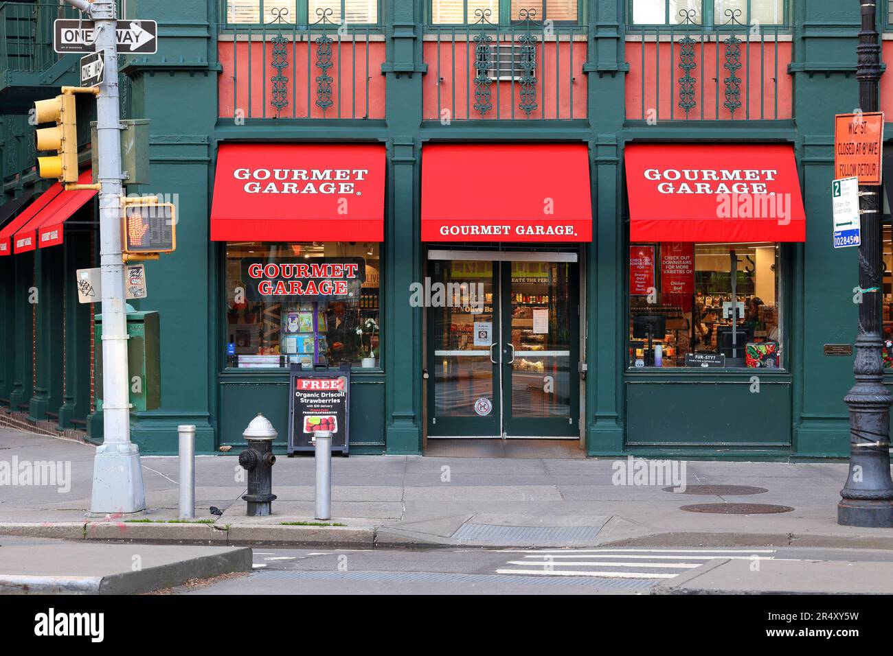 Gourmet Garage, 585 Hudson St, New York, NYC Schaufensterfoto eines Gourmet-Supermarkts in Manhattans West Village Viertel. Stockfoto