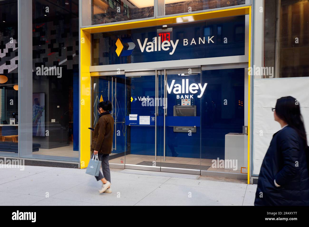 Leute gehen an einer Valley National Bank Filiale in Midtown Manhattan, New York vorbei. Stockfoto