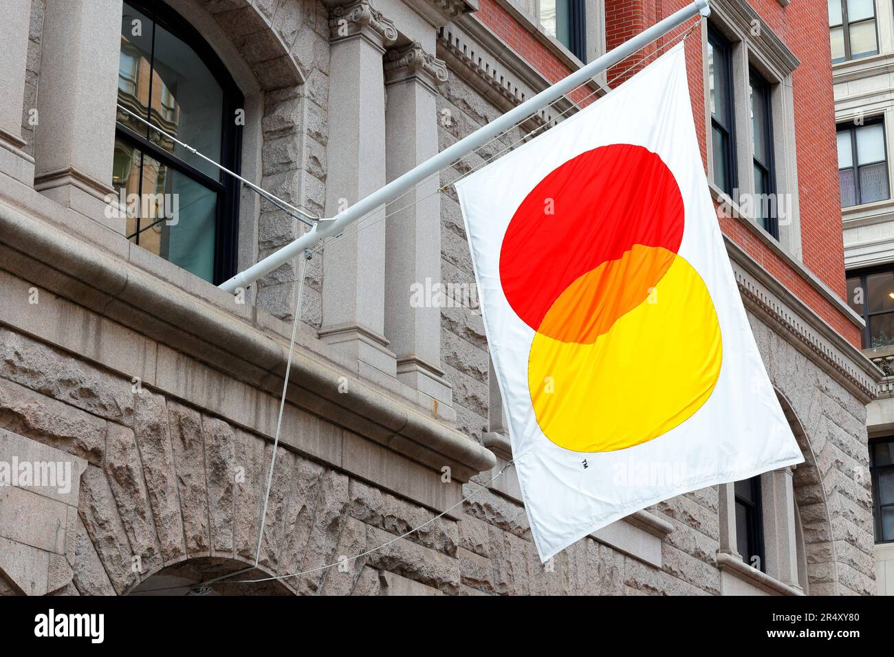 Das Mastercard-Logo auf einer Flagge vor dem Büro der 150 Fifth Ave, New York City Manhattan. Stockfoto