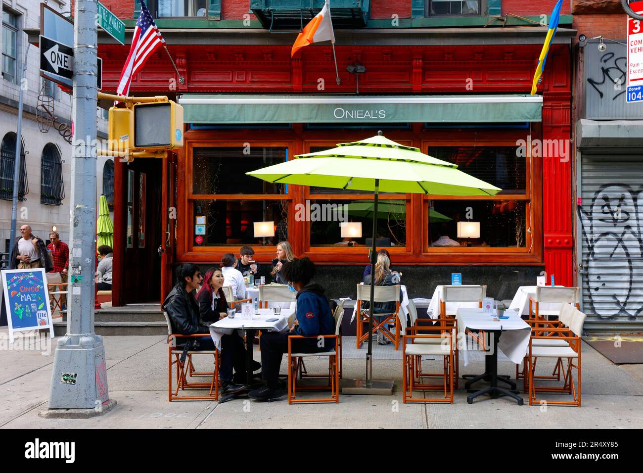 Onieal's, 174 Grand St, New York, NYC, Foto einer Bar und eines Restaurants in Manhattans Stadtviertel Little Italy. Stockfoto