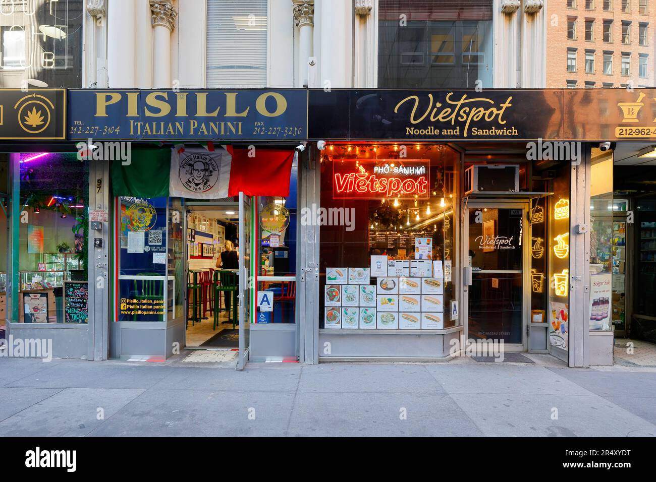 Vietspot, 99 Nassau St, New York, Pisillo, 97 Nassau St, NYC-Schaufensterfoto eines Vietnamesen und eines italienischen Panini-Shops in Lower Manhattan. Stockfoto