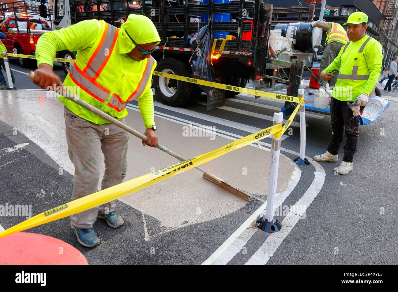 Auftragnehmer des NYC Department of Transportation lackieren eine Fußgängerzone in New York City mit Methylmethacrylat (MMA)-Harz der Marke Transpo. Stockfoto