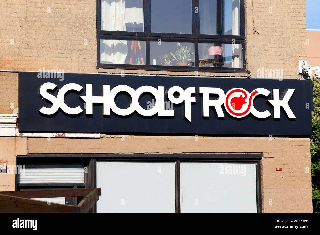 Eine Beschilderung der School of Rock an einem Franchisestandort in Brooklyn, New York City. Die School of Rock ist ein Musikprogramm für alle Altersgruppen. Stockfoto