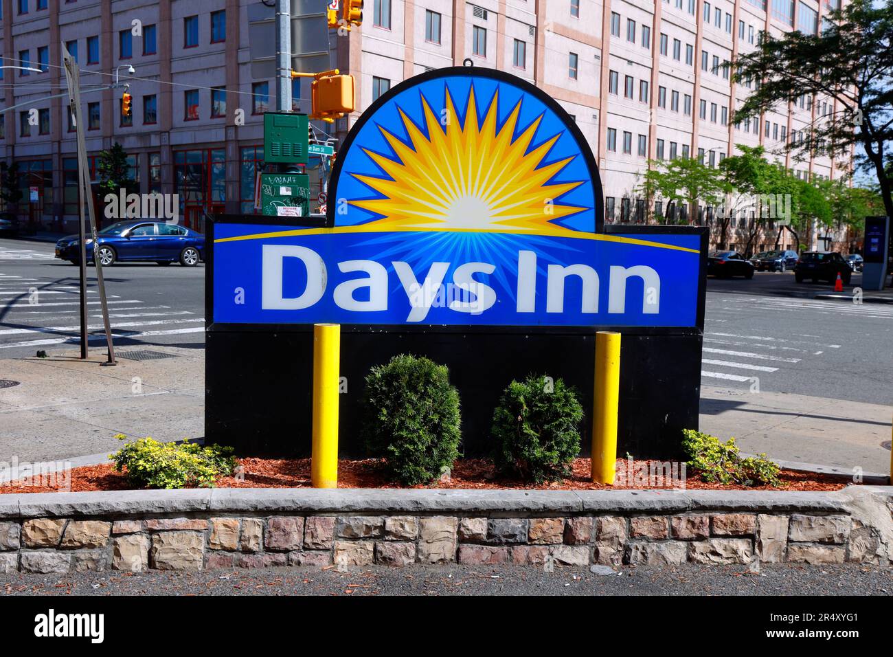 Ein beleuchtetes Days Inn-Schild am Hotelmotel in Long Island City, New York. Stockfoto