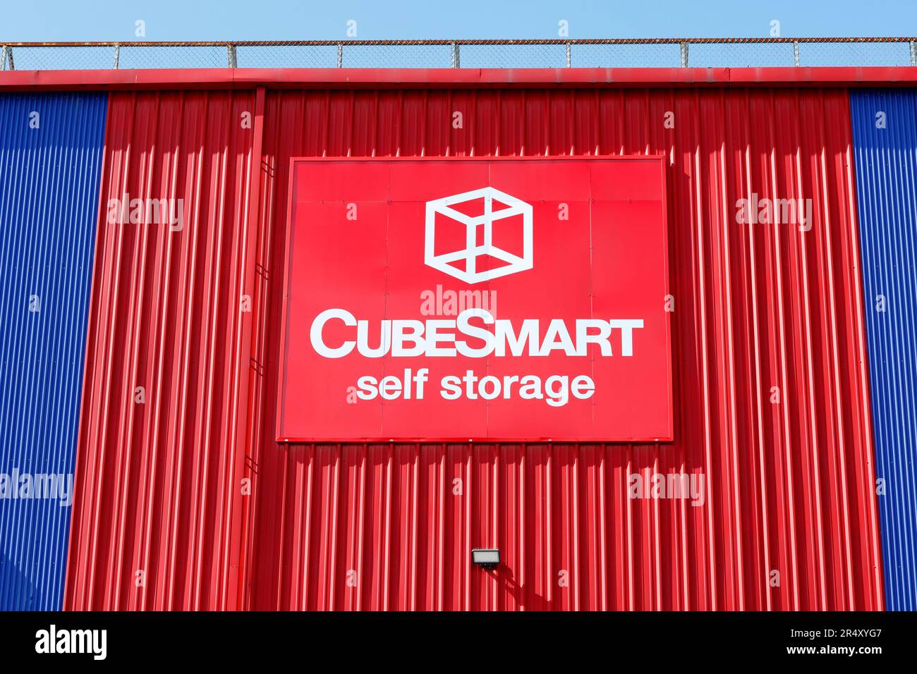 Das CubeSmart Logo für die Selbstspeicherung in einem Lagerhaus in New York Stockfoto