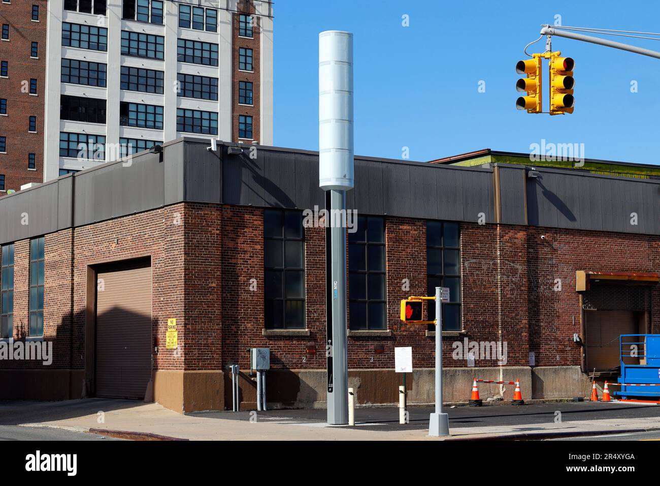Ein LinkNYC Link5G 5G WLAN-Kiosk in Long Island City, Queens, New York. Die gigantischen 32-Fuß-Smartpole ersetzen ältere .. (Weitere Informationen) Stockfoto
