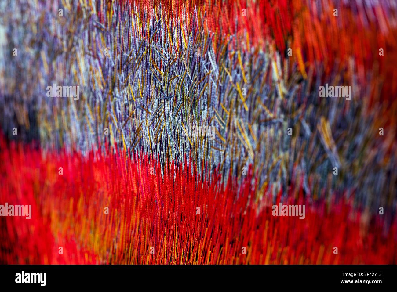 Farbenfrohe, abstrakte Nahaufnahme eines Kunststücks aus Fasern Stockfoto
