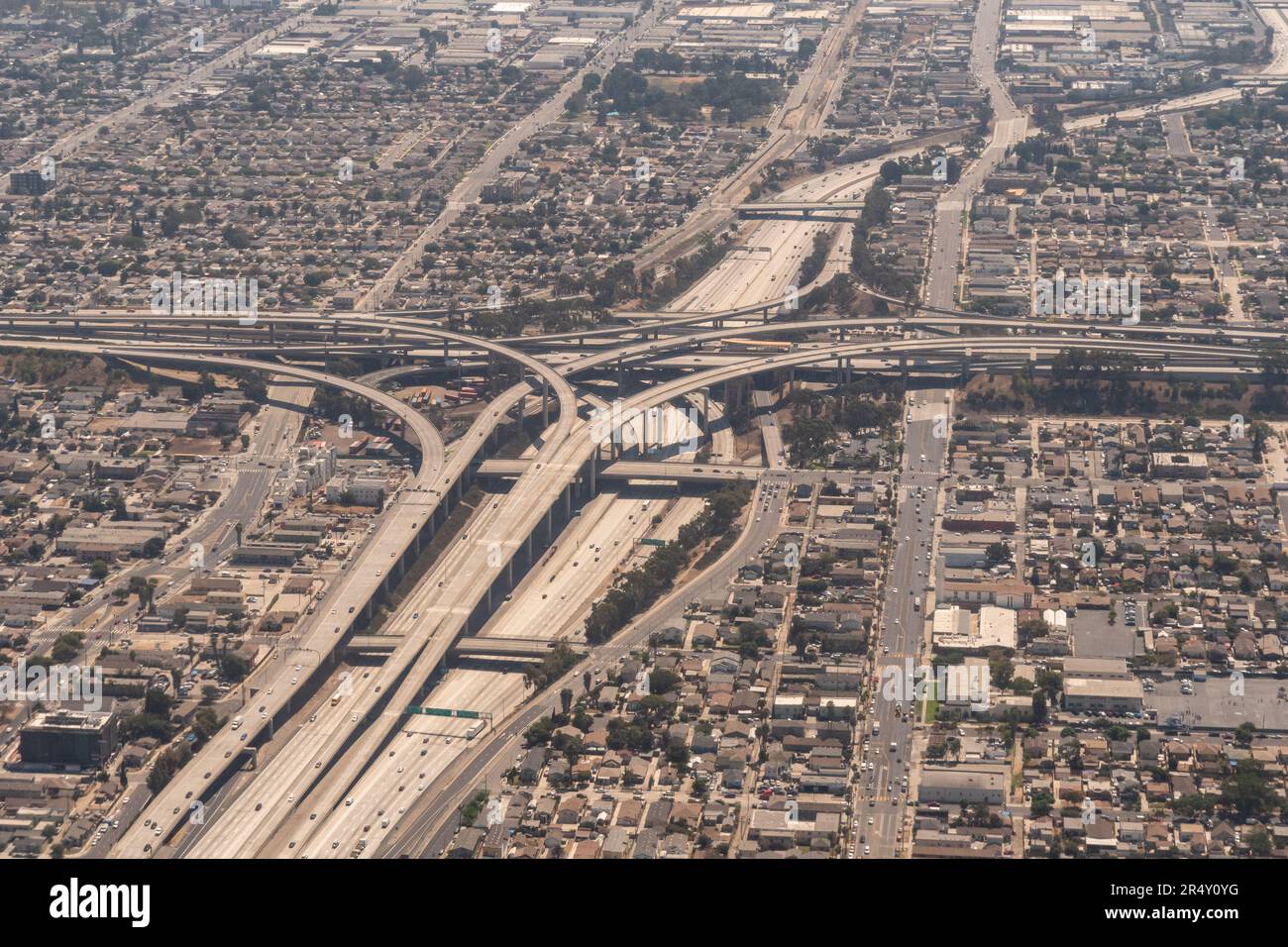 Tagsüber Luftaufnahme der 110 und der 105 Kreuzungen im Los Angeles County, Südkalifornien, USA, auch bekannt als Judge Harry Pregerson Interchange Stockfoto