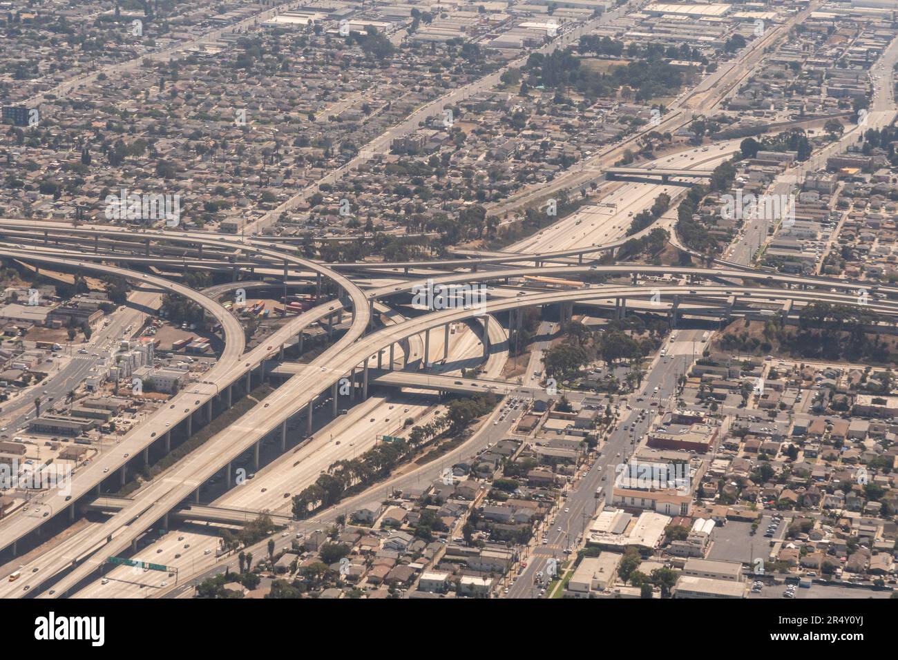 Tagsüber Luftaufnahme der 110 und der 105 Kreuzungen im Los Angeles County, Südkalifornien, USA, auch bekannt als Judge Harry Pregerson Interchange Stockfoto