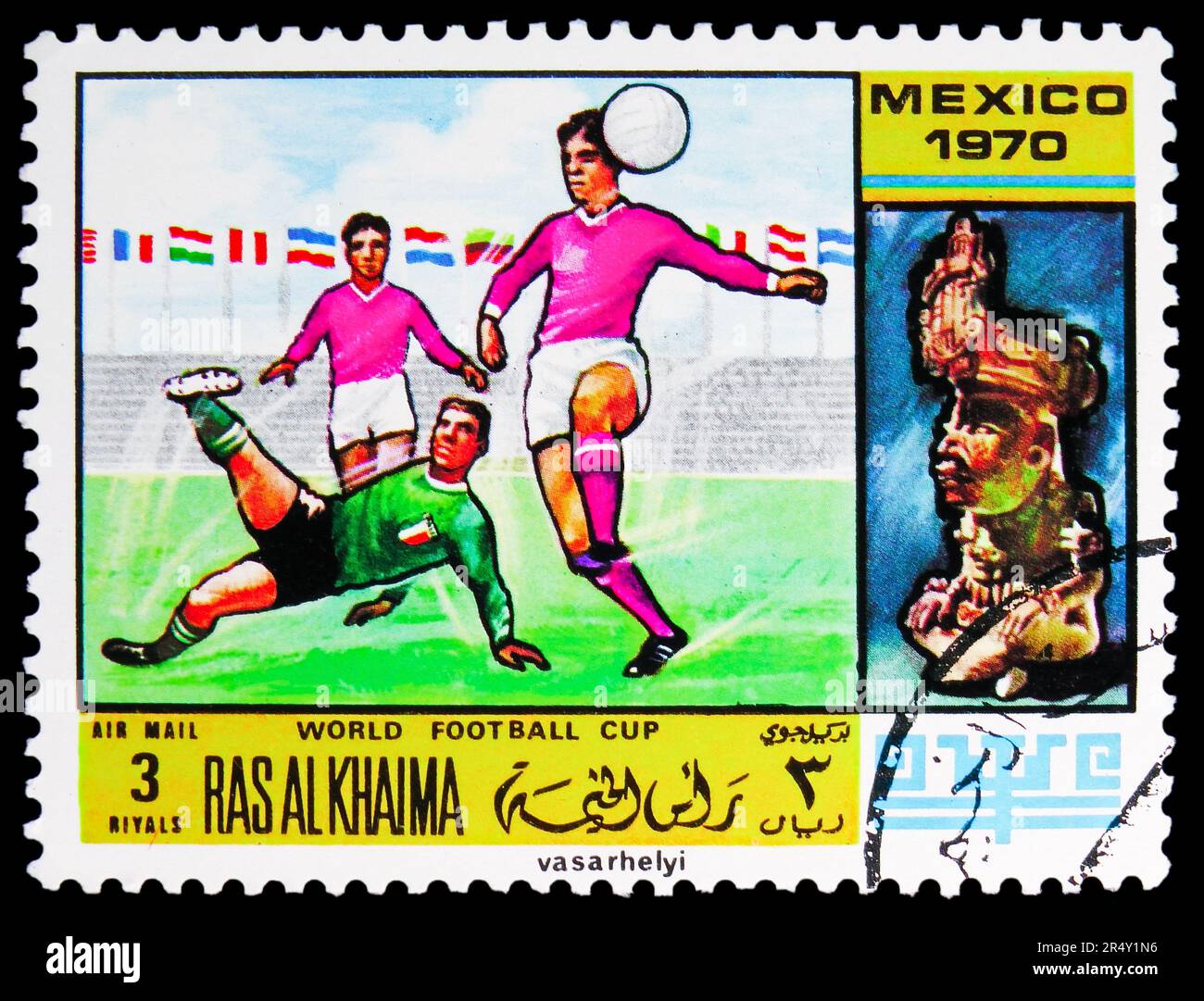 MOSKAU, RUSSLAND - 18. MAI 2023: Poststempel gedruckt in den Vereinigten Arabischen Emiraten zeigt Spielszene und mexikanische Skulptur, Fußball-Weltmeisterschaft 1970, Mexiko ( Stockfoto