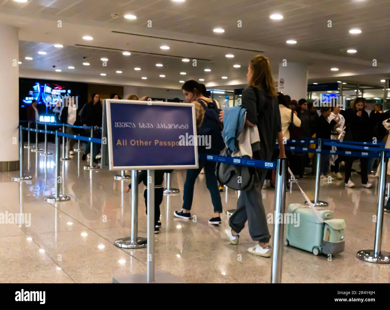 Passkontrolle Flughafen Tiflis. Ankunftsbereich im Inneren des internationalen Flughafens von Tiflis, TBS, Tiflis, Georgia. Alle anderen Reisepässe sind gekennzeichnet Stockfoto