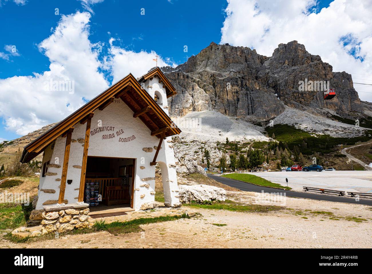 Lagazuoi und die Kirche am Falzarego-Pass (an der Fassade der Kirche schreibt der lateiner: „Meine Seele vergrößert den Herrn“) Stockfoto