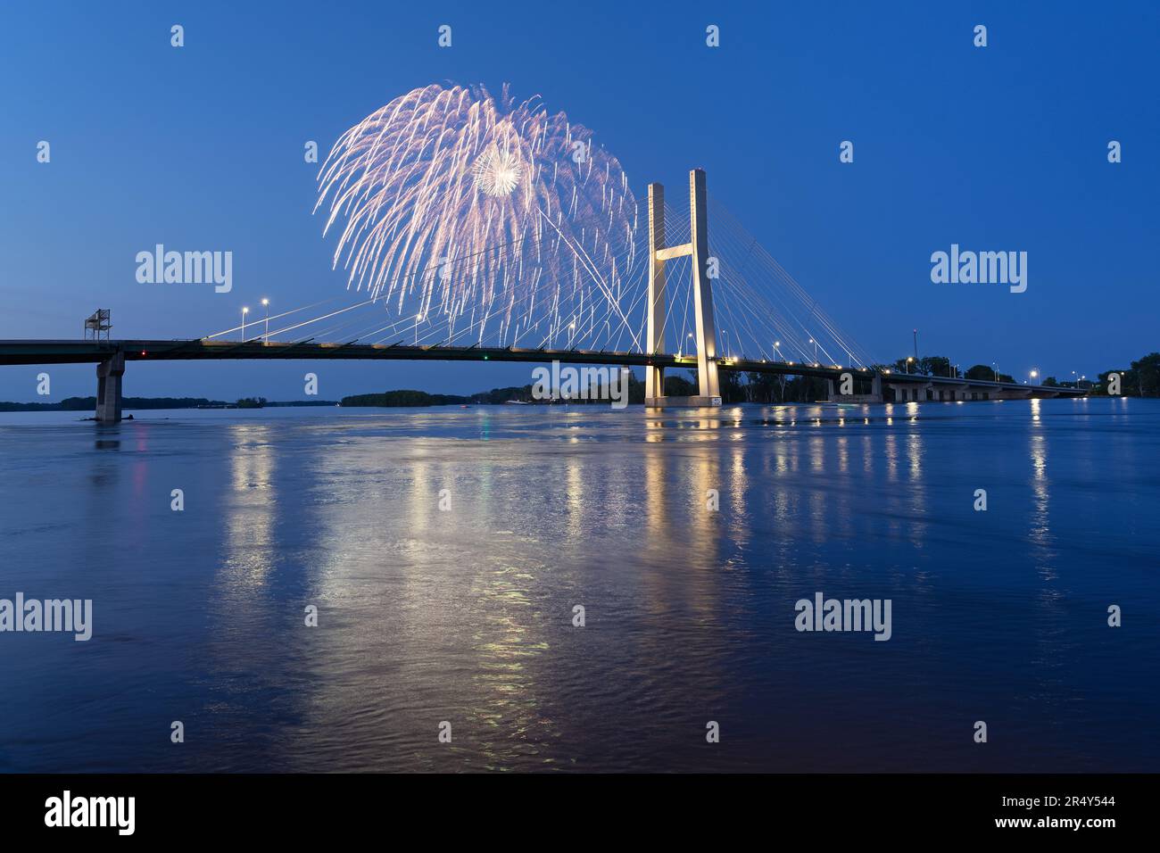 Feuerwerk während der Beleuchtungszeremonie am 23. Mai 2023 für das neue Beleuchtungssystem an der Great River Bridge in Burlington, Iowa Stockfoto