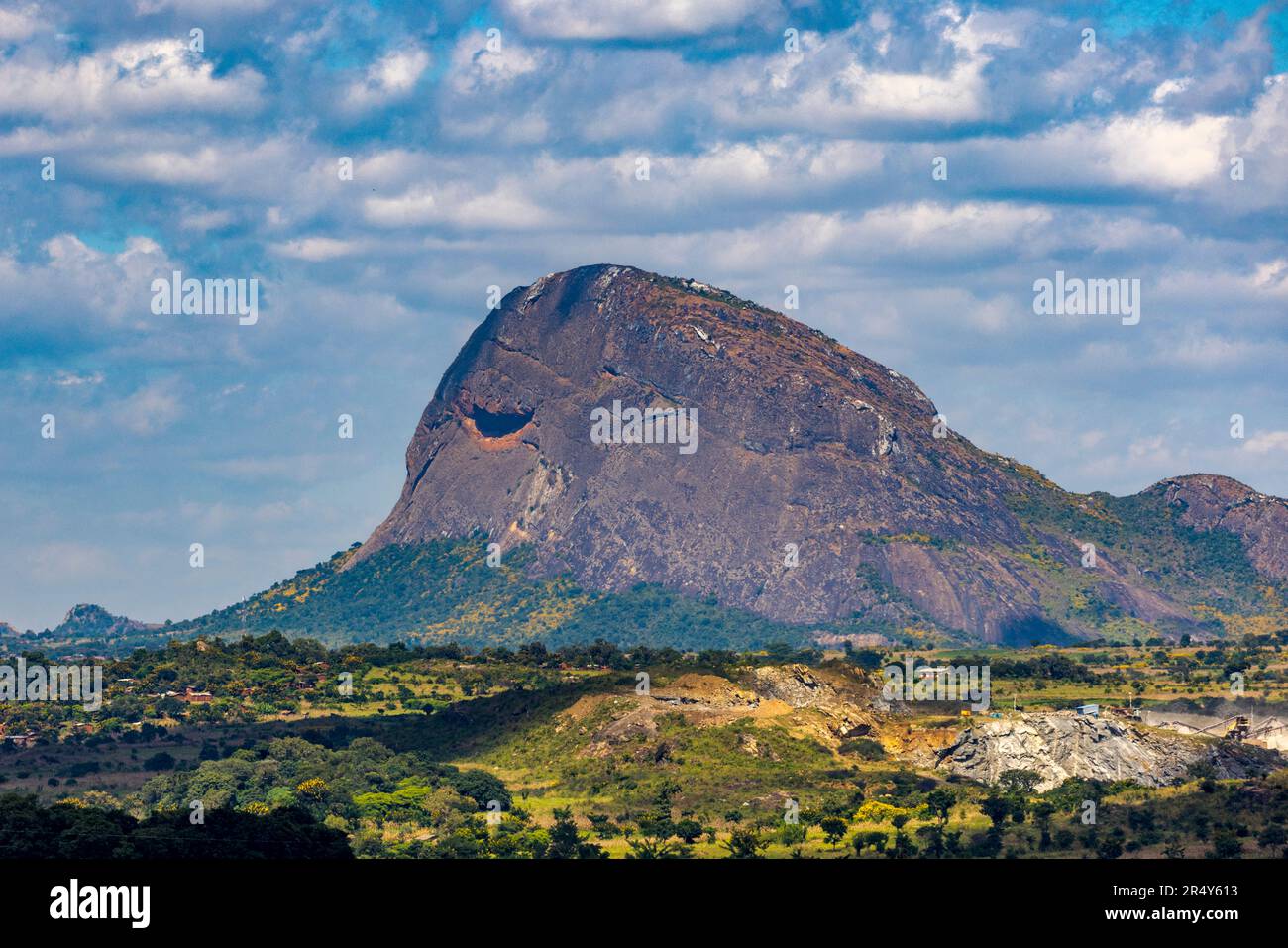 Ngala Mountain (Ngala ya pakamwa bedeutet Rock with a mouth), der lachende Berg bei Lilongwe, Malawi. Vögel nisten in der riesigen Höhle. Der Berg ist ein beliebtes Wandergebiet. Ngala Hill bei Nathenje, Malawi, ist bekannt für seine Spalten, die wie lächelnde Münder aussehen Stockfoto