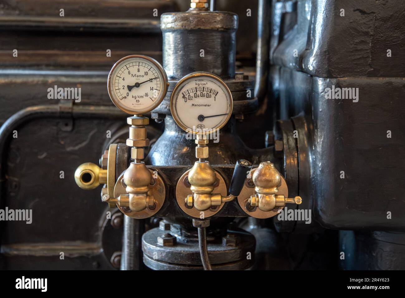 Klassische Dampfdruckmessgeräte und -Ventile in industrieller Umgebung Stockfoto