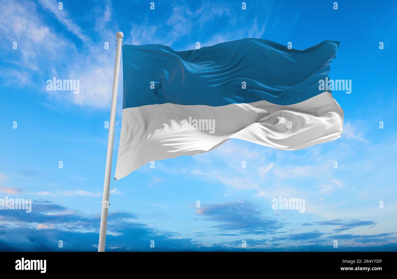 Flagge der Deutschen Ostseedeutscher im wolkigen Himmelshintergrund, Panoramablick. Flagge, die ethnische Gruppe oder Kultur, regionale Behörden repräsentiert. Verstanden Stockfoto