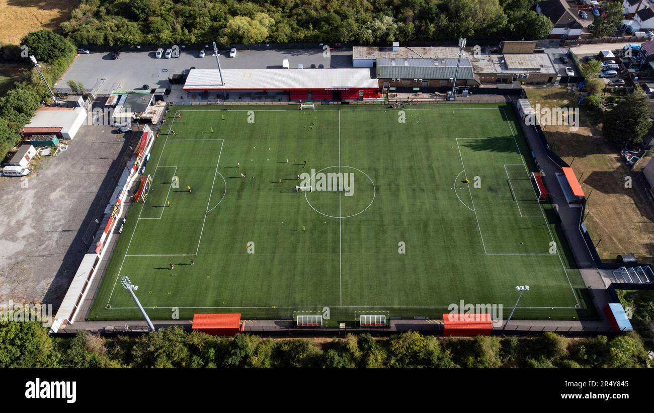 Luftaufnahme des Len Salmon Stadium, Heimstadion des Bowers & Pitsea FC und des Hashtag United FC Stockfoto