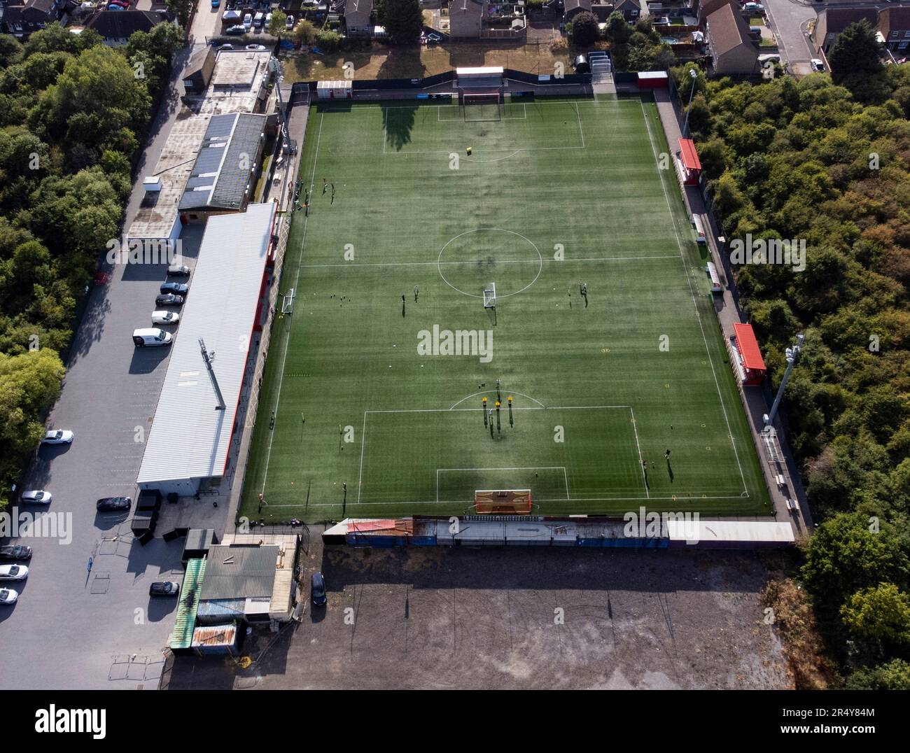 Luftaufnahme des Len Salmon Stadium, Heimstadion des Bowers & Pitsea FC und des Hashtag United FC Stockfoto