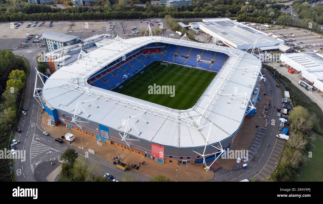 Luftaufnahme des Select Car Leasing Stadium, Heimstadion des Reading FC. Es ist besser bekannt als das Madejski-Stadion Stockfoto