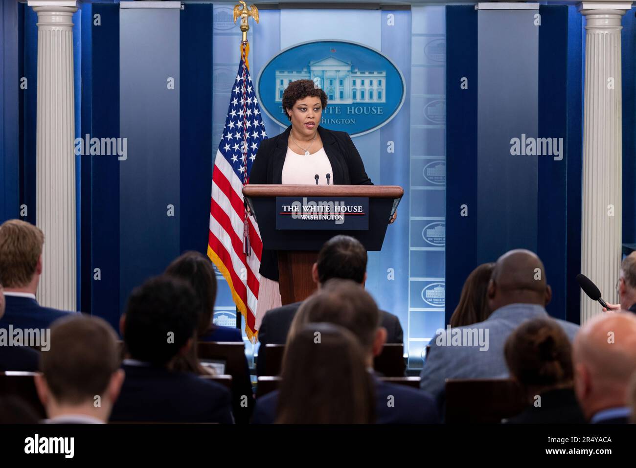 Washington, Vereinigte Staaten. 30. Mai 2023. Shalanda Young, Direktor des Büros für Management und Haushalt (OMB), spricht am Dienstag, den Mai, beim Pressebriefing des Weißen Hauses in Washington, DC. 30, 2023. Kredit: Julia Nikhinson/Pool über CNP/dpa/Alamy Live News Stockfoto